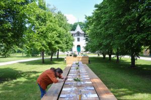 Tafel für 40 Personen und garteling.at bei der Arbeit.